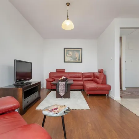 Cozy Near Airport By Renters Апартаменты *